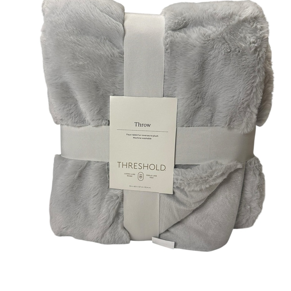 Threshold Soft Gray Faux Fur Throw Blanket size: 50in x 60in